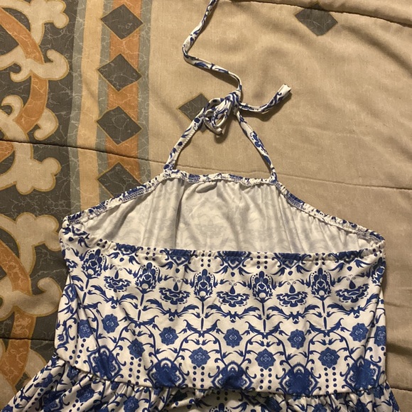 Beautiful patterned halter dress. - Picture 4 of 4